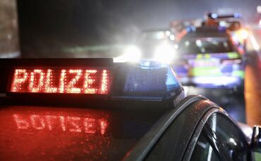 Polizei nachts ausgangsbeschränkung kontrolle Präsens symbol symbolbild symbolfoto