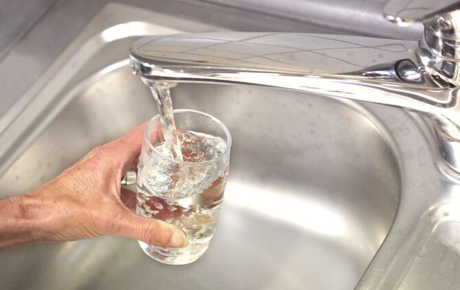 Wasser Trinkwasser Wasserhahn Wasserglas Symbolfoto