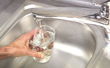 Wasser Trinkwasser Wasserhahn Wasserglas Symbolfoto