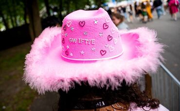 Vor dem Konzert von Taylor Swift in Hamburg