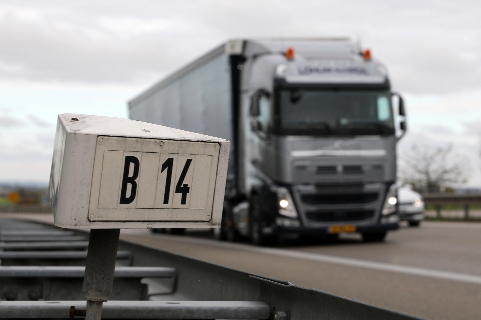 Delay on B14: Swan on median strip and accident in the Kappelberg Tunnel