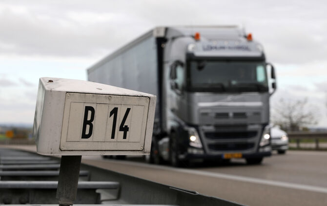 B14 Bundesstraße Blaulicht Verkehr Lkw Symbolfoto