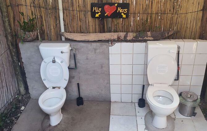 Doppel-Toilette in Namibia