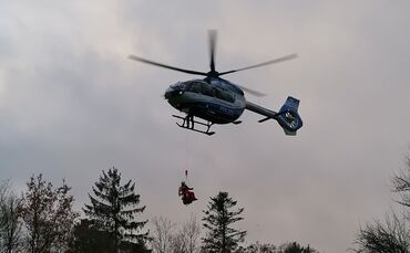 Ein Verletzter Arbeiter wurde am Montag (17.11.) von einem Sendemast gerettet. - 1
