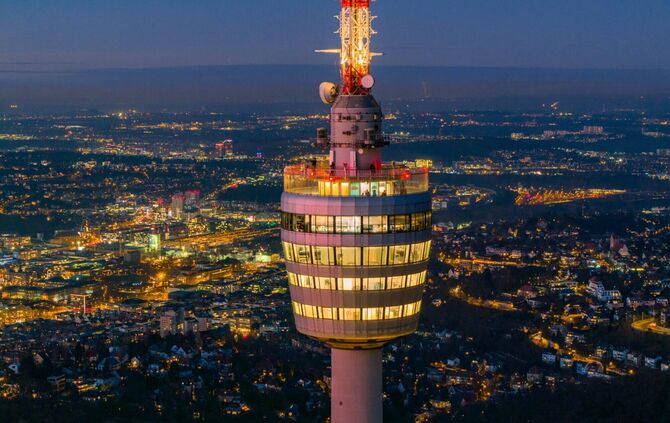 Der Fernsehturm in Stuttgart wird 70 Jahre alt und feiert seinen Geburtstag mit zahlreichen Events in 2026.