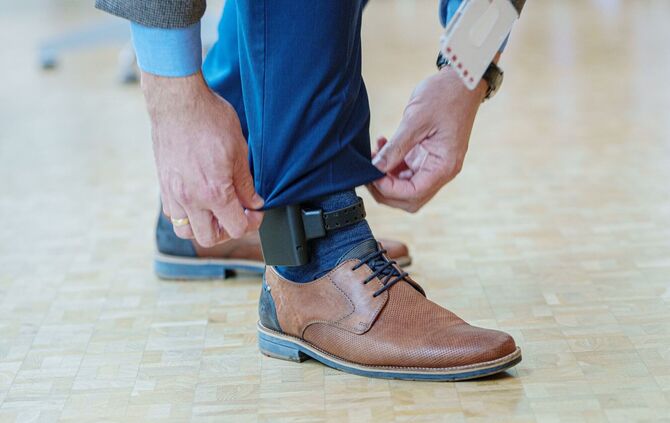 Fußfessel soll Opfer vor häuslicher Gewalt schützen