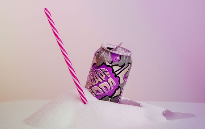 Eine Softdrink Dose auf einem Berg aus Zucker