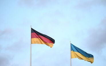 Deutsche und ukrainische Flagge