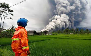 Vulkan Semeru in Indonesien spuckt Aschesäule