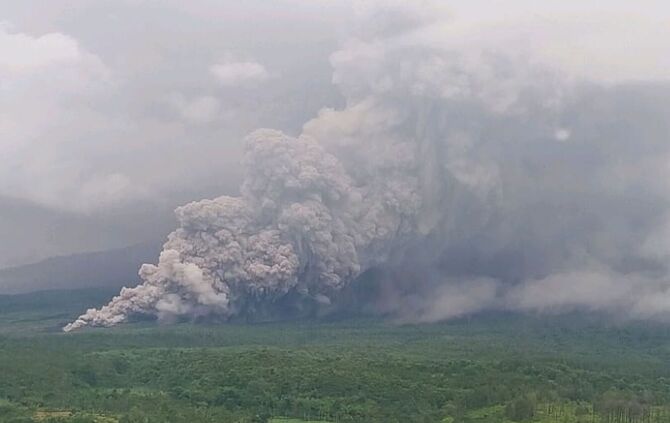 Vulkan Semeru in Indonesien spuckt Aschesäule