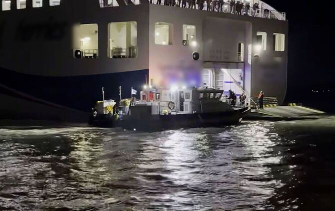 Südkoreanische Fähre auf Grund gelaufen