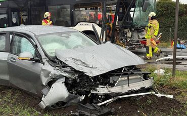Bus prallt mit Auto zusammen - viele Kinder betroffen