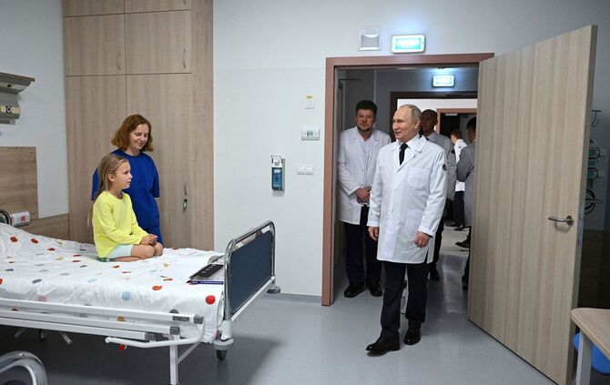 Putin besucht Nationales Medizinisches Forschungszentrum