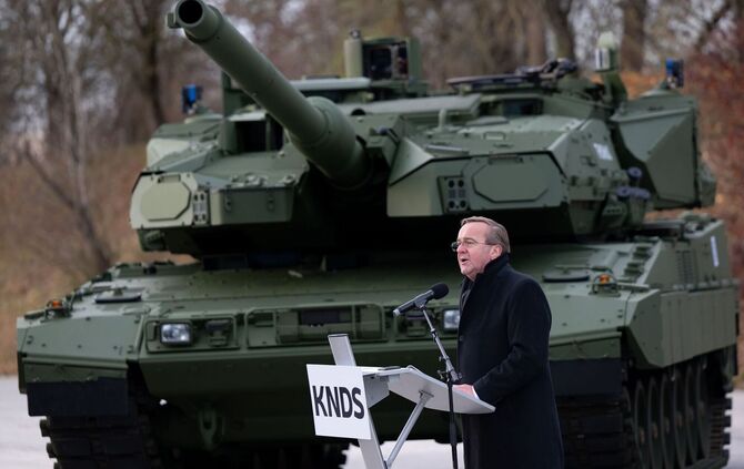 Roll-Out Leopard 2A8 und Panzerhaubitze 2000