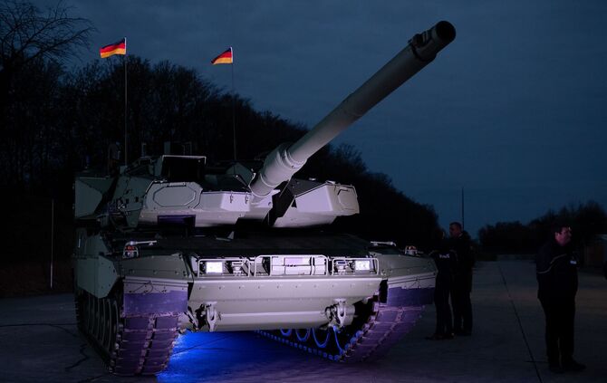 Roll-Out Leopard 2A8 und Panzerhaubitze 2000