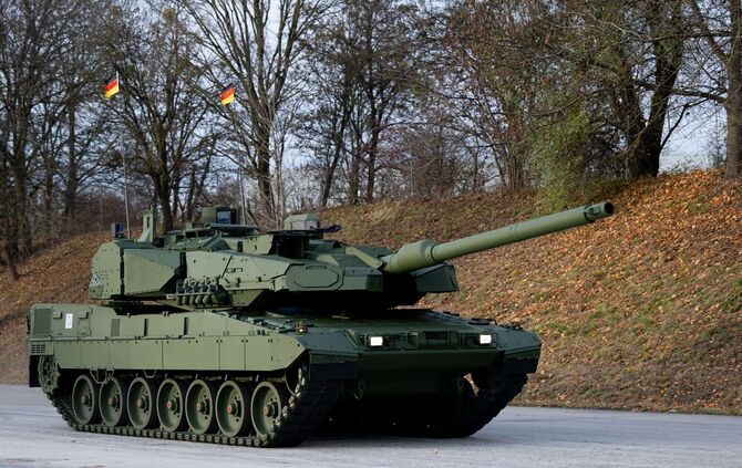 Roll-Out Leopard 2A8 und Panzerhaubitze 2000
