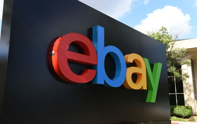 Ebay-Logo vor Hauptquartier