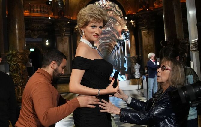 Lebensgroße Wachsfigur von Lady Di im Grévin-Museum Paris