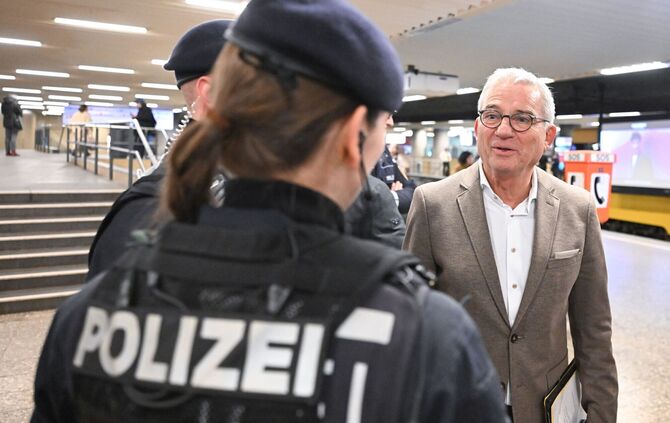 Polizei kontrolliert in Stuttgart Einhaltung des Messerverbotes