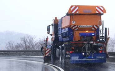 Streufahrzeug glatteis winter glatt straßenverkehr winterdienst symbol symbolbild symbolfoto