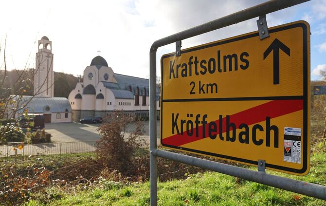 Baby vor Kloster im hessischen Waldsolms gefunden