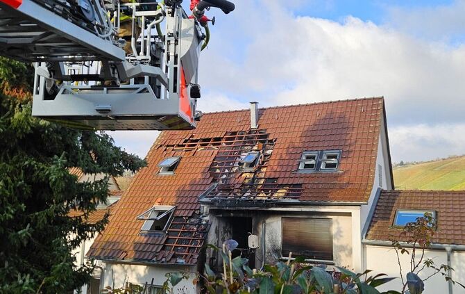 Haus in Stuttgart brennt lichterloh – Zwei Verletzte