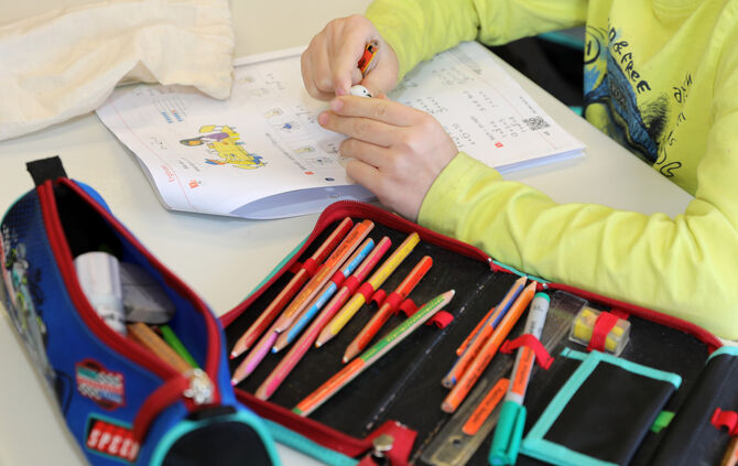 Grundschule Unterricht betreuung Notbetreuung Hausaufgaben präsenzunterricht  symbol symbolbild symbolfoto
