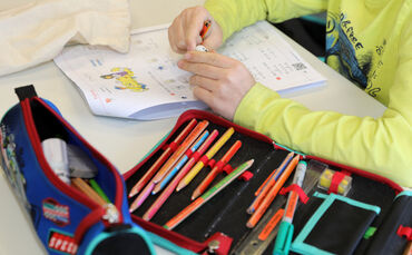 Grundschule Unterricht betreuung Notbetreuung Hausaufgaben präsenzunterricht  symbol symbolbild symbolfoto