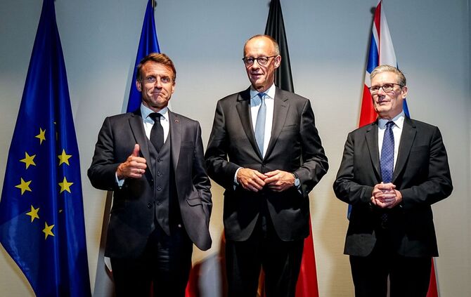 Emmanuel Macron, Friedrich Merz, Keir Starmer (l-r)