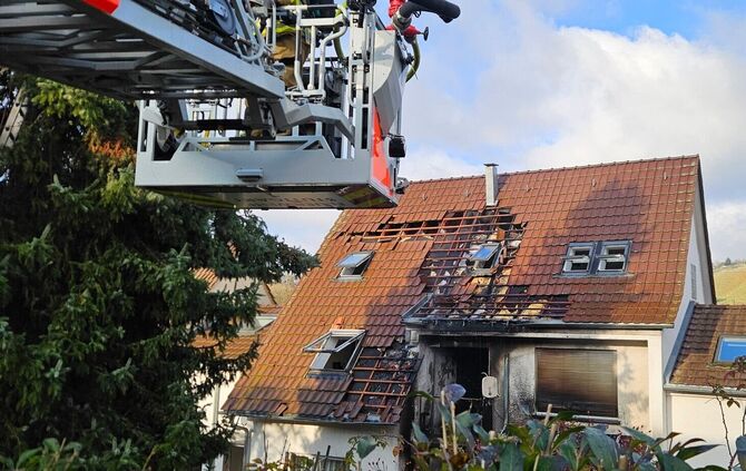 Haus in Stuttgart brennt lichterloh