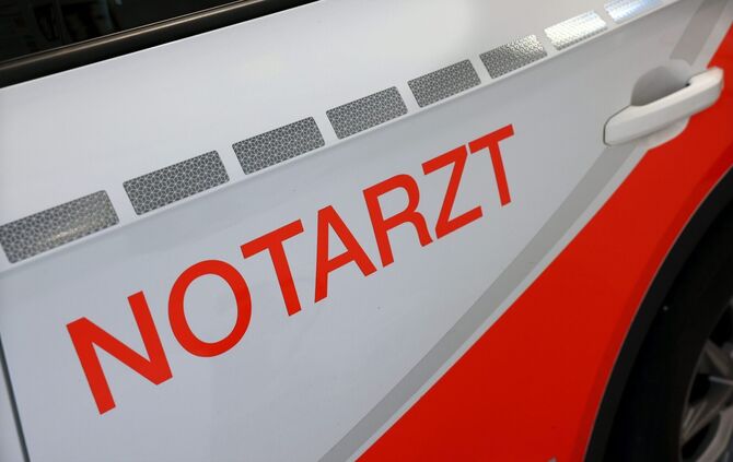 DRK Krankenwagen Rettungswagen Notarzt Notruf Deutsches Rotes Kreuz Rettungsdienst Symbol Symbolfoto Symbolbild