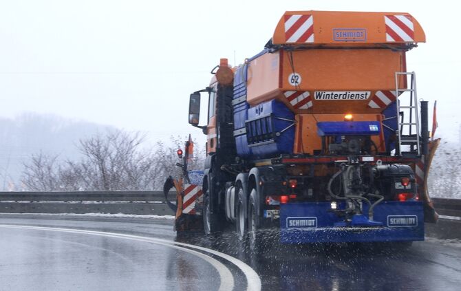 Streufahrzeug glatteis winter glatt straßenverkehr winterdienst symbol symbolbild symbolfoto