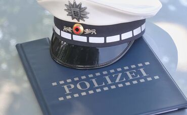 Polizei Blaulicht Polizeimappe Polizeimütze Polizeihut Polizeiakte Symbolfoto
