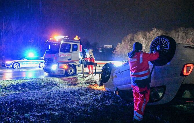 Wetter in Baden-Württemberg - Glatteis sorgt für Unfälle