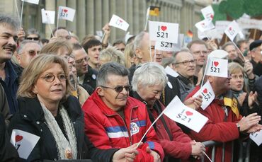Demo für Stuttgart21 Pro Stuttgart 21 Stuttgart Schloßplatz 23.10.2010