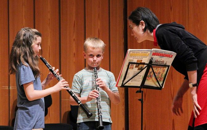 Kinderkonzert der Musikschule. Kinder spielen für Kinder