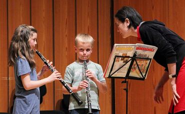 Kinderkonzert der Musikschule. Kinder spielen für Kinder
