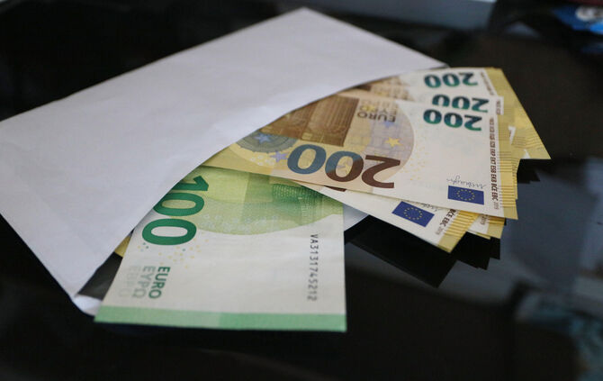 euro scheine geld scheingeld 200 bargeld umschlag symbol symbolbild symbolfoto