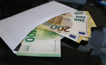 euro scheine geld scheingeld 200 bargeld umschlag symbol symbolbild symbolfoto