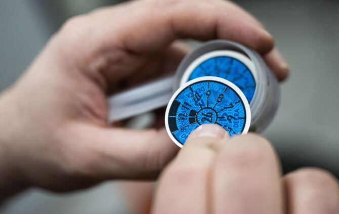 Prüfplakette in Blau bei einer Hauptuntersuchung