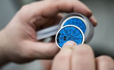 Prüfplakette in Blau bei einer Hauptuntersuchung