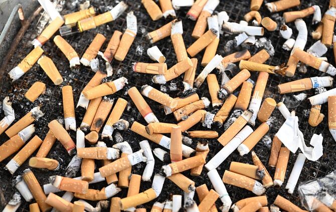 Zigarettenkippen in Aschenbecher