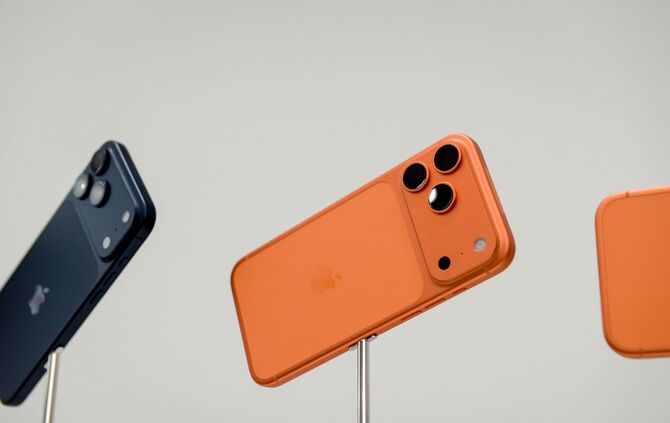 Apple iPhone Pro in den Farben Tiefblau und Cosmic Orange