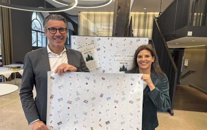 Die Bürgerstiftung hat ein Geschenkpapier herausgebracht, darauf zu sehen sind Bilder von Kindern der Schlosswallschule. 1. BM T