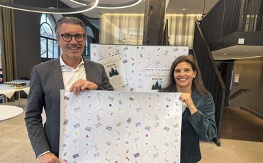 Die Bürgerstiftung hat ein Geschenkpapier herausgebracht, darauf zu sehen sind Bilder von Kindern der Schlosswallschule. 1. BM T