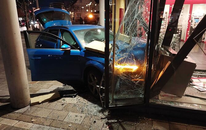 Auto durchbricht Scheibe einer Bankfiliale