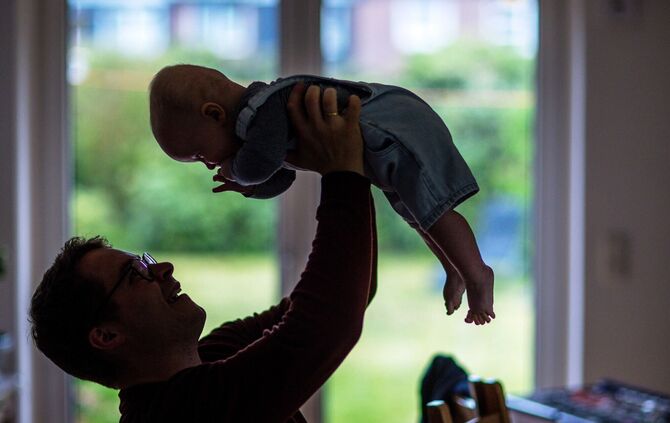 Kindheit bis Alter – Gehirnstruktur durchläuft fünf Phasen