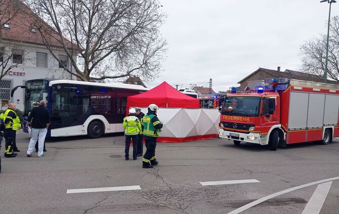 Fußgänger stirbt bei Unfall mit Linienbus