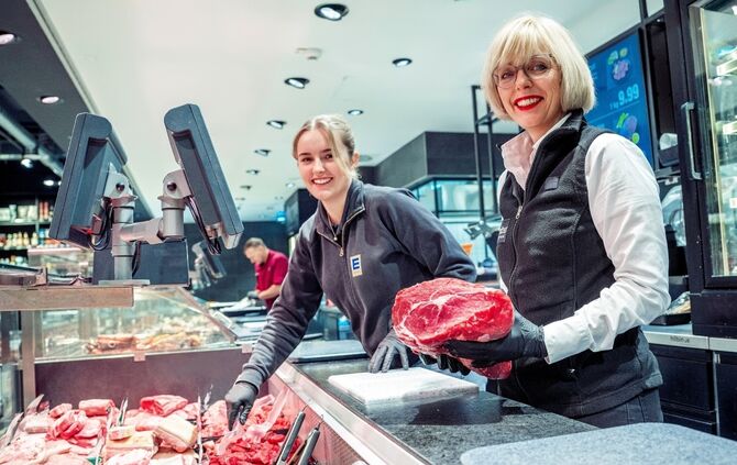 Alle Sortimente sind startklar für festliche Genüsse: Obst, Gemüse, Fleisch, Fisch, Käse und vieles mehr.