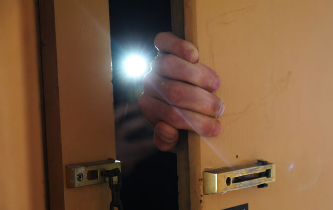 einbruch einbrecher licht Türe symbol symbolbild symbolfoto